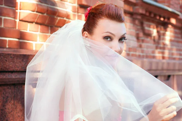 Bruden i slöja närbild utanför — Stockfoto