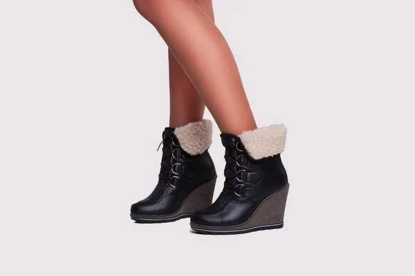Ženy stylové moderní boty na bílém pozadí — Stock fotografie