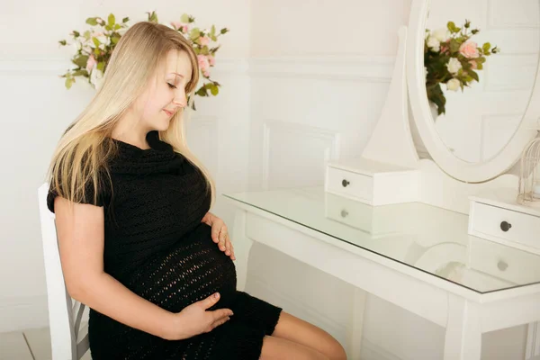 Gravid flicka med stor mage i ett studiorum — Stockfoto