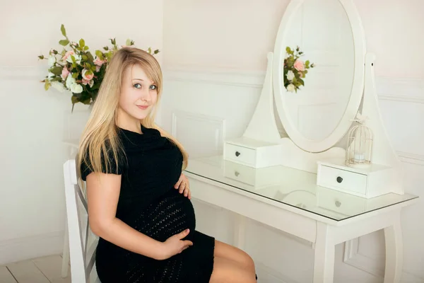 Gravid flicka med stor mage i ett studiorum — Stockfoto