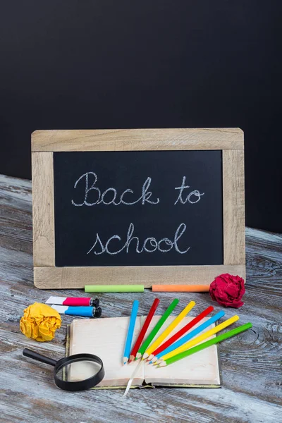 Torna allo sfondo della scuola con materiale scolastico speciale, fine h — Foto Stock