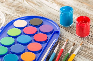 Boya fırçaları ahşap arka plan üzerinde yaratıcı p için özel araçlar