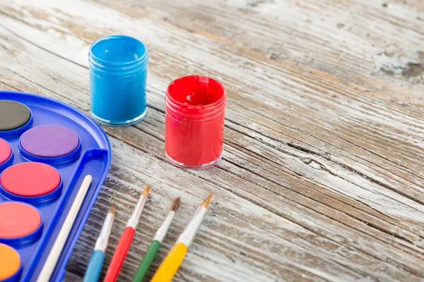 Pinceles sobre fondo de madera, herramientas especiales para la creatividad p — Foto de Stock