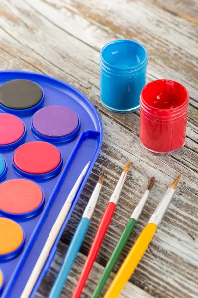 Boya fırçaları ahşap arka plan üzerinde yaratıcı p için özel araçlar