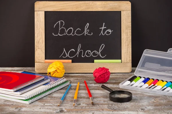 Torna a scuola, materiale scolastico su fondo di legno — Foto Stock