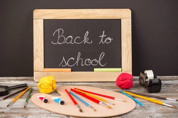 Torna a scuola, materiale scolastico su fondo di legno — Foto Stock