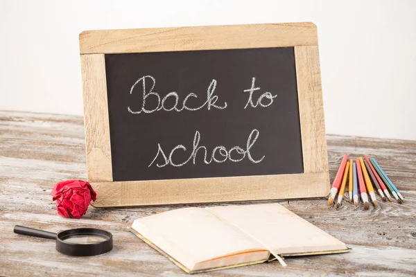 Voltar para a escola, material escolar em fundo de madeira — Fotografia de Stock