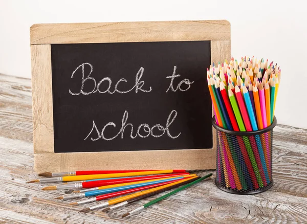 Voltar para a escola, material escolar em fundo de madeira — Fotografia de Stock