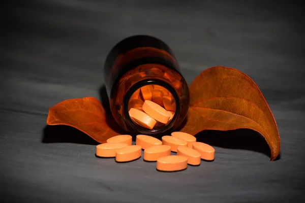 Farmaceutycznych ciemne pojęcie z specjalne tabletki — Zdjęcie stockowe