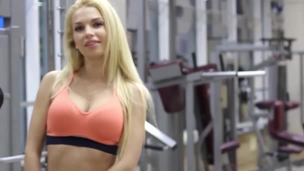 La fille dans la salle de gym — Video