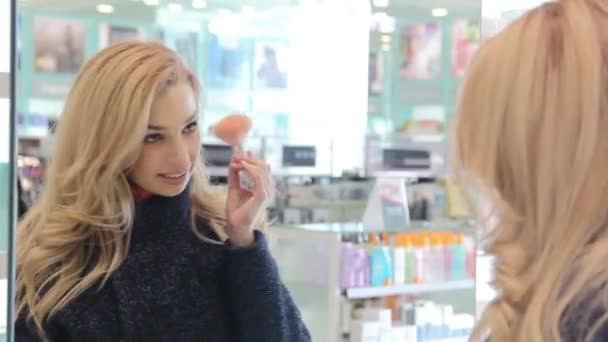 Красивая девушка в магазине косметики — стоковое видео