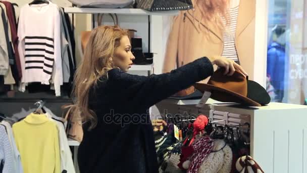 Schöne Mädchen in einem Geschäft, einkaufen — Stockvideo