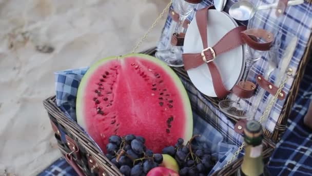 Bella succosa frutta sono nel cestino — Video Stock