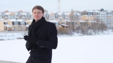 Sıcak giysiler içinde adam