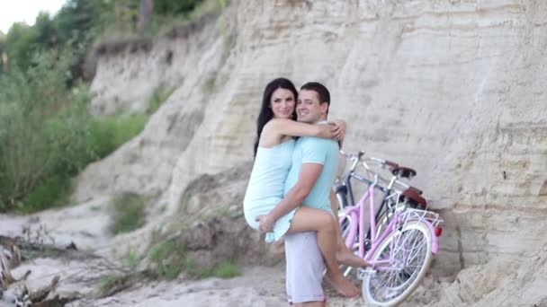 Verliebte Paare lächeln und bewundern einander — Stockvideo