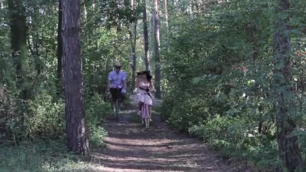 Jeune couple avec des vélos — Video