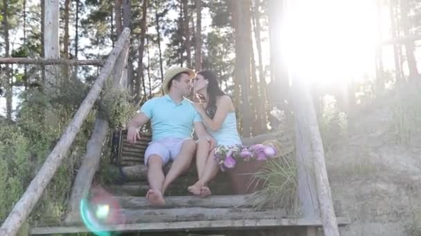 Jeune couple étreignant et embrassant — Video