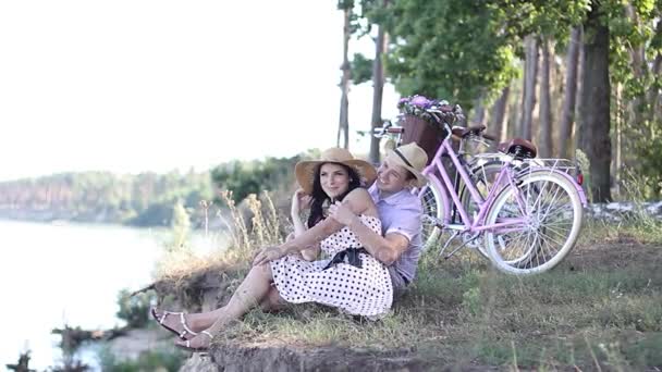 Pareja enamorada sonriendo y tomando el sol — Vídeos de Stock