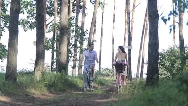 Νεαρό ζευγάρι που ταξιδεύει στα ποδήλατα — Αρχείο Βίντεο