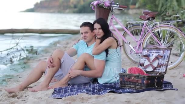 Nuori pariskunta joen rannalla — kuvapankkivideo