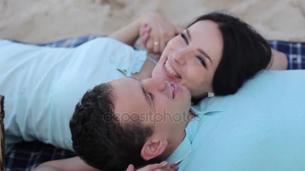 Paar verliefd glimlachend en delen zijn emoties — Stockvideo