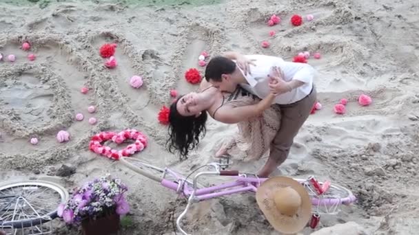 Un jeune couple de vacances romantique — Video