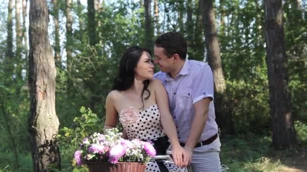 Jeune couple avec des vélos — Video