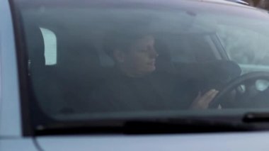 Genç işadamı arabada.