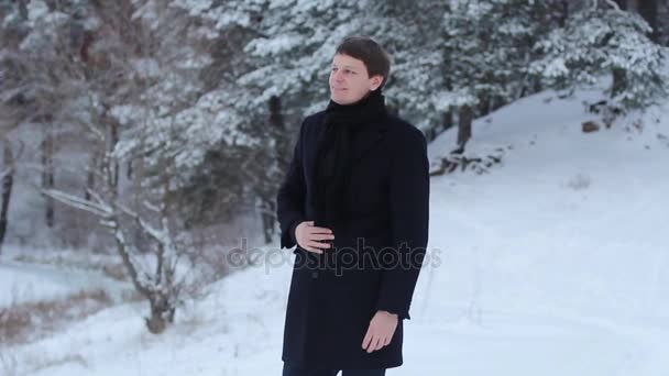 Ung affärsman i en snöig skog — Stockvideo