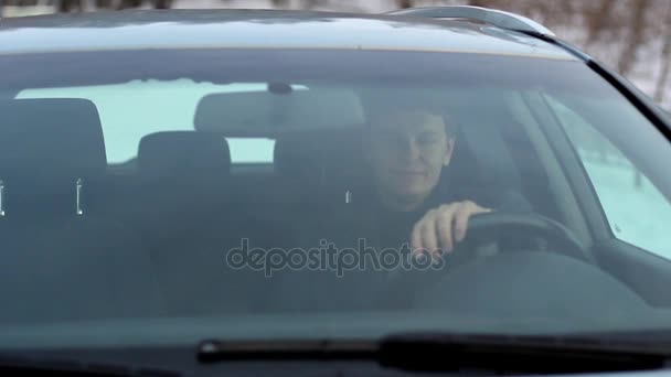 Joven hombre de negocios en el coche — Vídeos de Stock