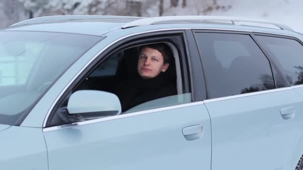 Молодий підприємець в теплому одязі — стокове відео