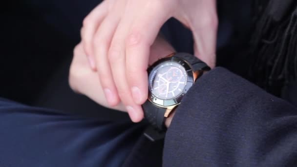 Guy is overwegen Wrist Watch — Stockvideo