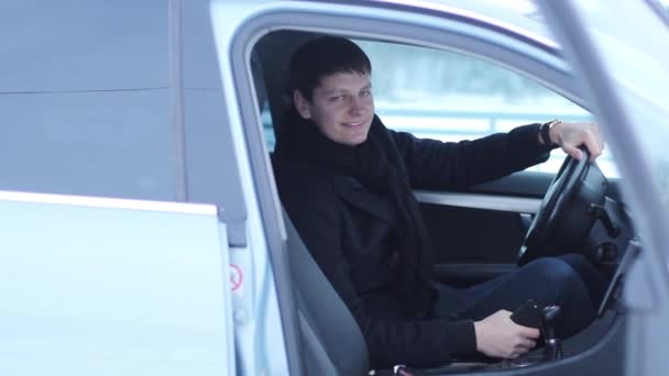 Стильный парень в машине — стоковое видео