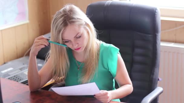 Young Business Woman in Office — Stock Video