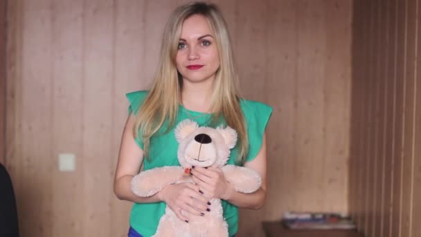 Junges schönes Mädchen mit Teddybär — Stockvideo