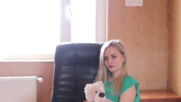 Jeune belle fille tenant ours en peluche — Video