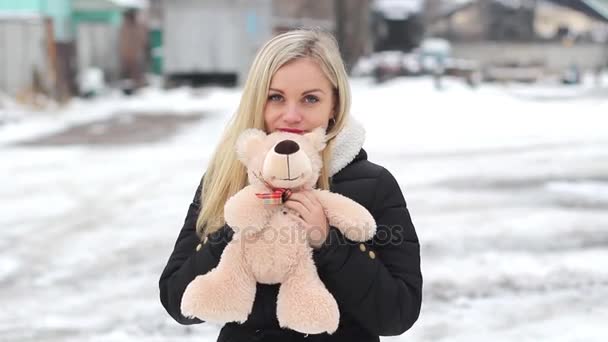 Menina com um urso de pelúcia — Vídeo de Stock