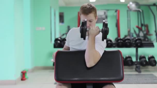 Sportig kille i gymmet — Stockvideo