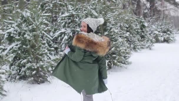 Κορίτσι στο χιονισμένο δάσος — Αρχείο Βίντεο