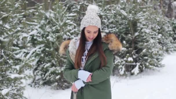 在白雪皑皑的森林里的女孩 — 图库视频影像