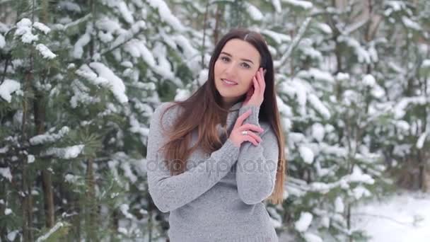 Красивая сексуальная девушка позирует в снежном лесу — стоковое видео