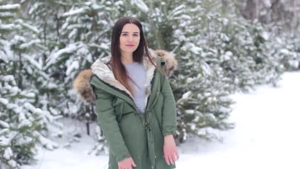 Девушка в снежном лесу — стоковое видео