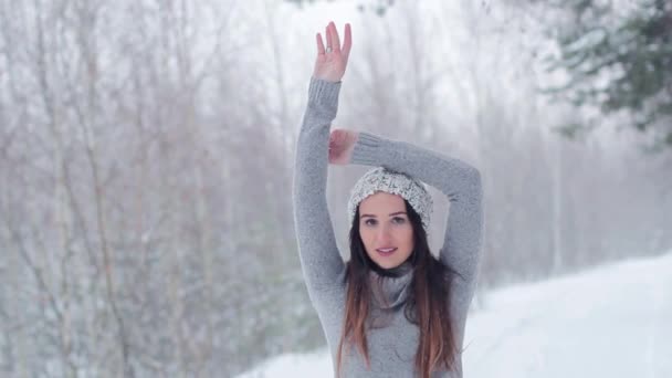 Menina posando na neve da floresta — Vídeo de Stock