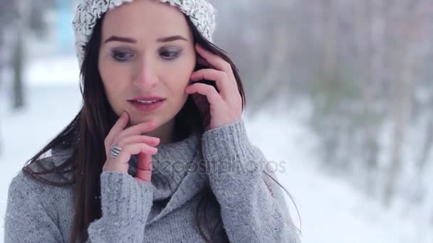 Menina posando na neve da floresta — Vídeo de Stock