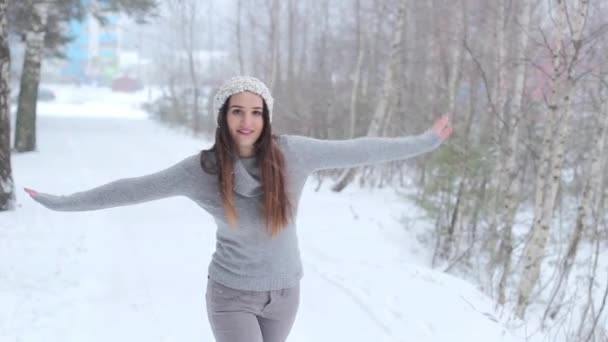 Κορίτσι που παρουσιάζουν στο δάσος χιόνι — Αρχείο Βίντεο