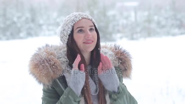 Chica en el bosque nevado — Vídeo de stock