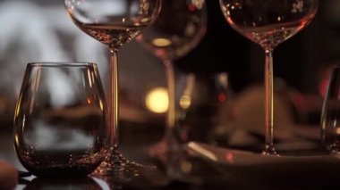 akşam yemeği hizmet veren şarap Restoran iç bardak.