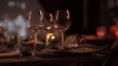 akşam yemeği hizmet veren şarap Restoran iç bardak.
