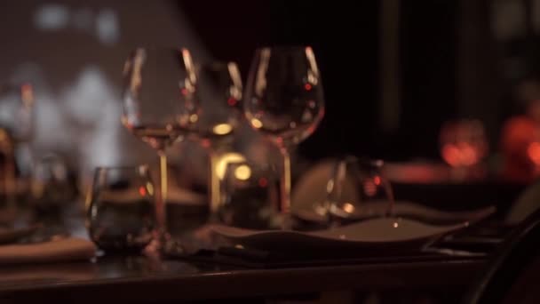 Glas vin restaurang inredning som serverar middag. — Stockvideo