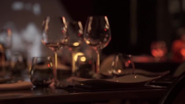 Bicchiere di vino ristorante interno che serve la cena . — Video Stock